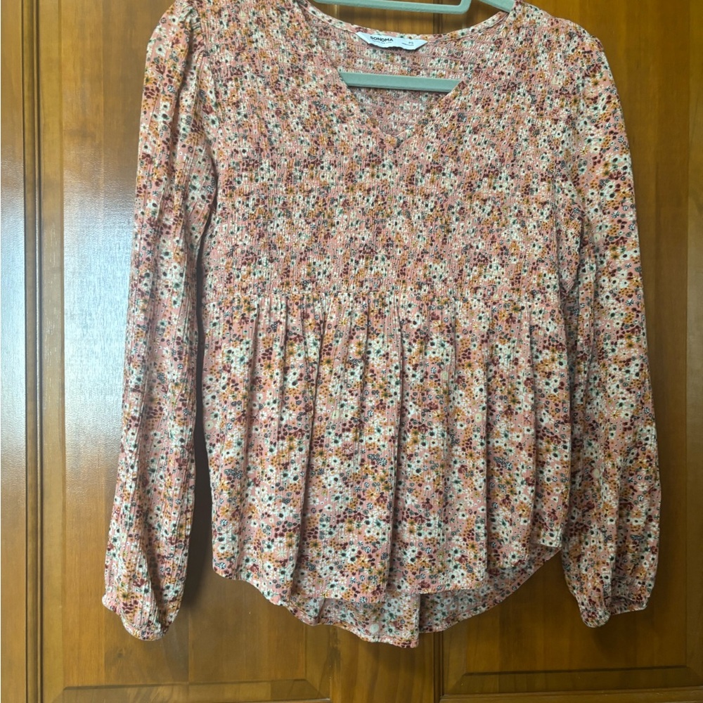 Floral multi color top, with 3/4 sleeves.
Very flattering, empire waist .